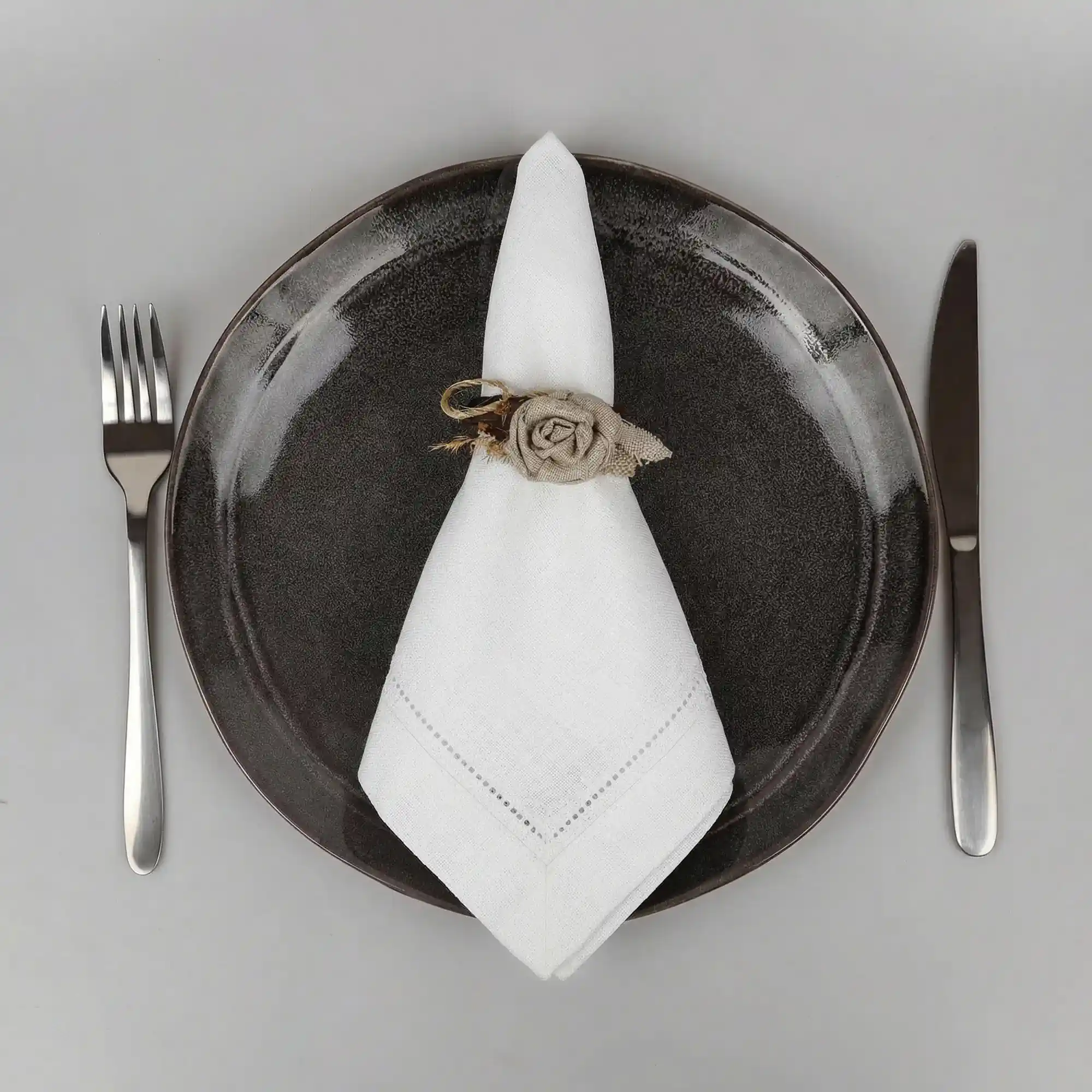 Biała lniana serweta z mereżką
