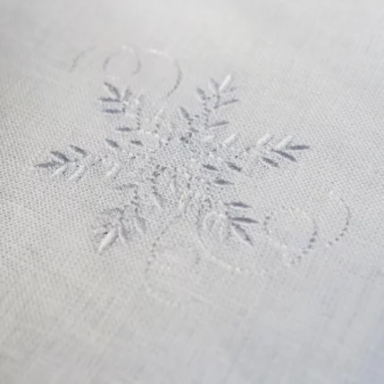 Lniana serweta - śnieżnobiała z haftem śnieżynka