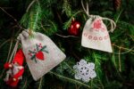 Zestaw 4 lnianych woreczków świątecznych - różne warianty