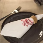 Lniana serweta - śnieżnobiała z haftem laska Mikołaja