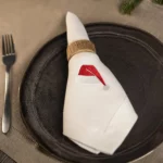 Lniana serweta - śnieżnobiała z haftem czapka Mikołaja