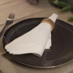 Lniana serweta - śnieżnobiała z haftem śnieżynka