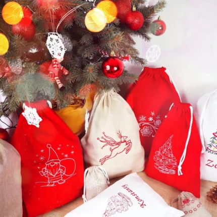 Zestaw czerwonych bawełnianych worków świątecznych na prezent