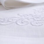 Bieżnik lniany + 4 serwetki z haftem - biały ornament