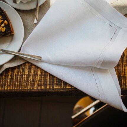 Lniana serweta - w kolorze białym z listwą i mereżką