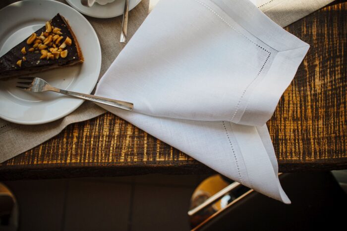 Lniana serweta - w kolorze białym z listwą i mereżką