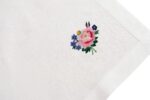 Lniana serweta w kolorze białym z haftem - róże folk