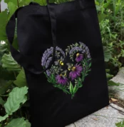 Torba bawełniana czarna zakupowa z haftem - lawendowe serce