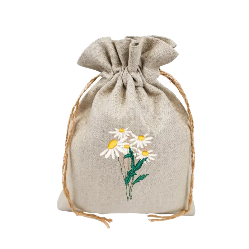 Lniany woreczek dekoracyjny – z haftem – margaretka 15×20 cm