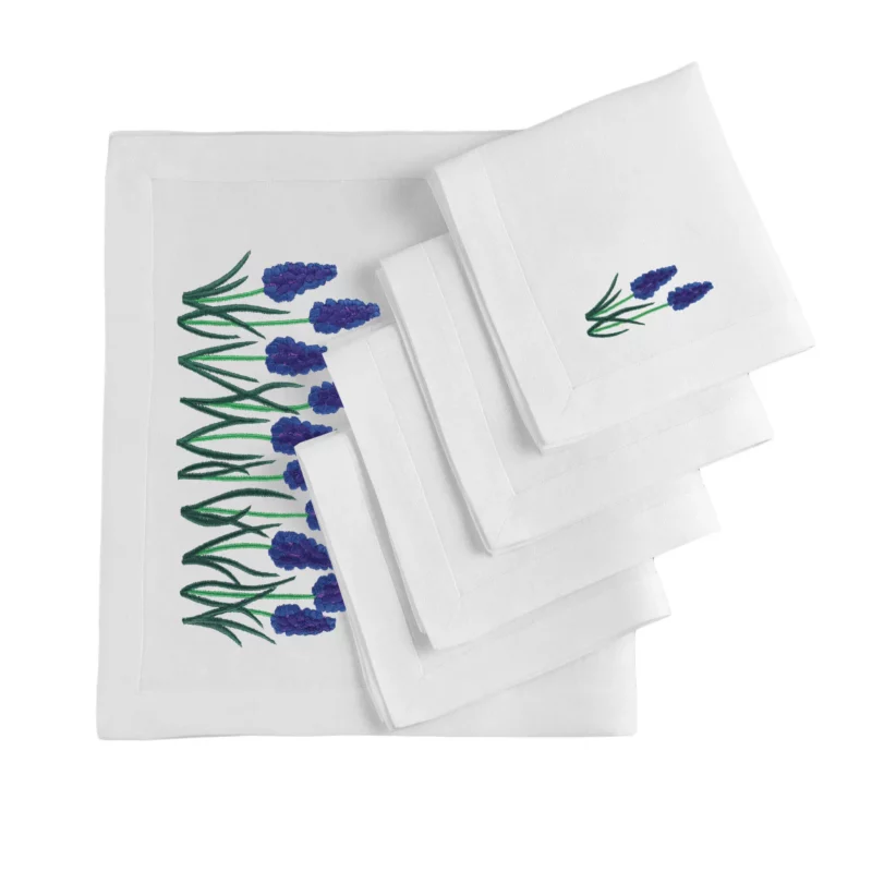 Zestaw bieżnik lniany biały i cztery serwetki z haftem szafirki
