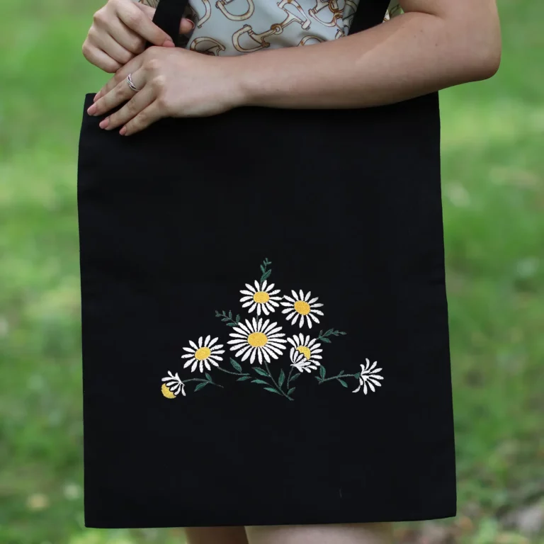 torba_czarna haft stokrotki