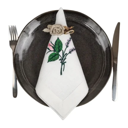 Serweta lniana biała z haftem róży z lawendą
