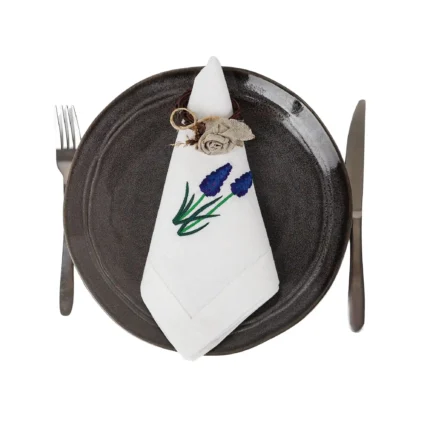 Serweta lniana biała z haftem szafirki