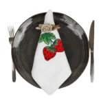 Serwetka lniana biała z haftem truskawki