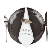 Lniana serwetka biała wielkanocna z haftem zające