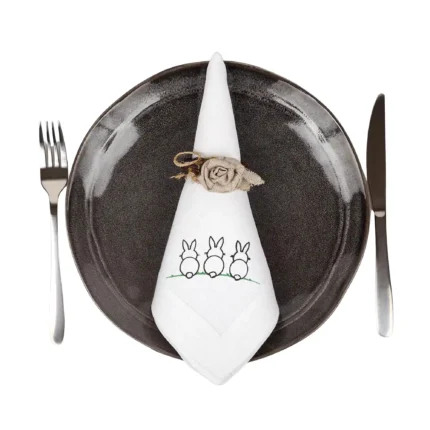 Lniana serwetka biała wielkanocna z haftem zające